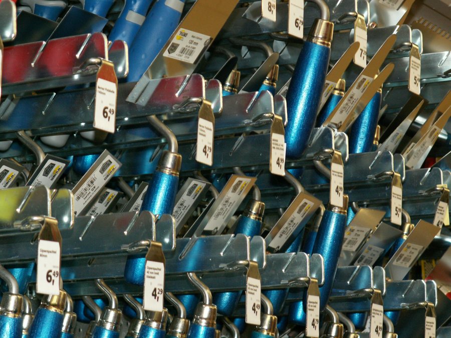 Blaue-handgriffe an Handwerkzeugen in einer Baumarktauslage